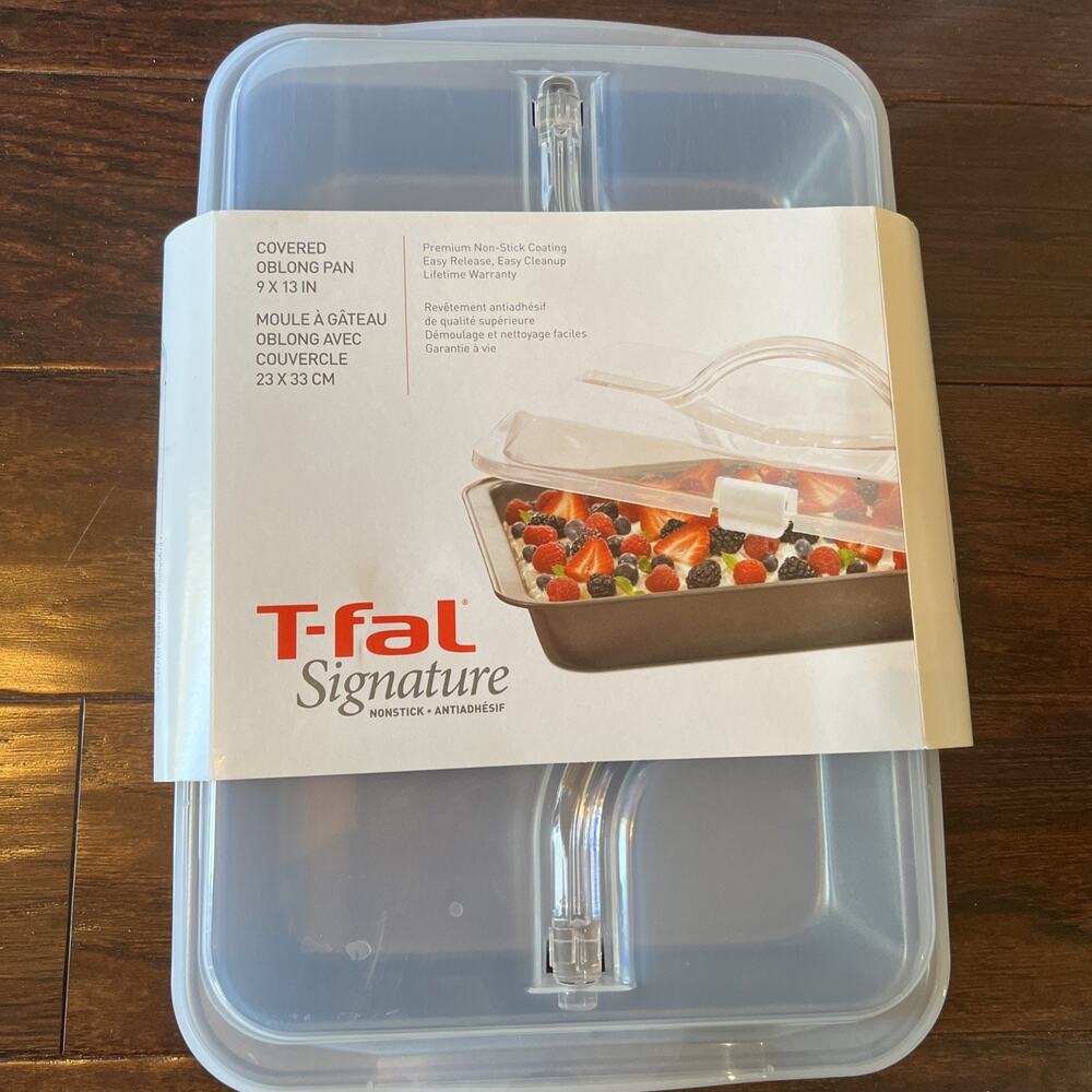 T-fal 84840 Signature Covered Nonstick Cake Pan 9" × 13"